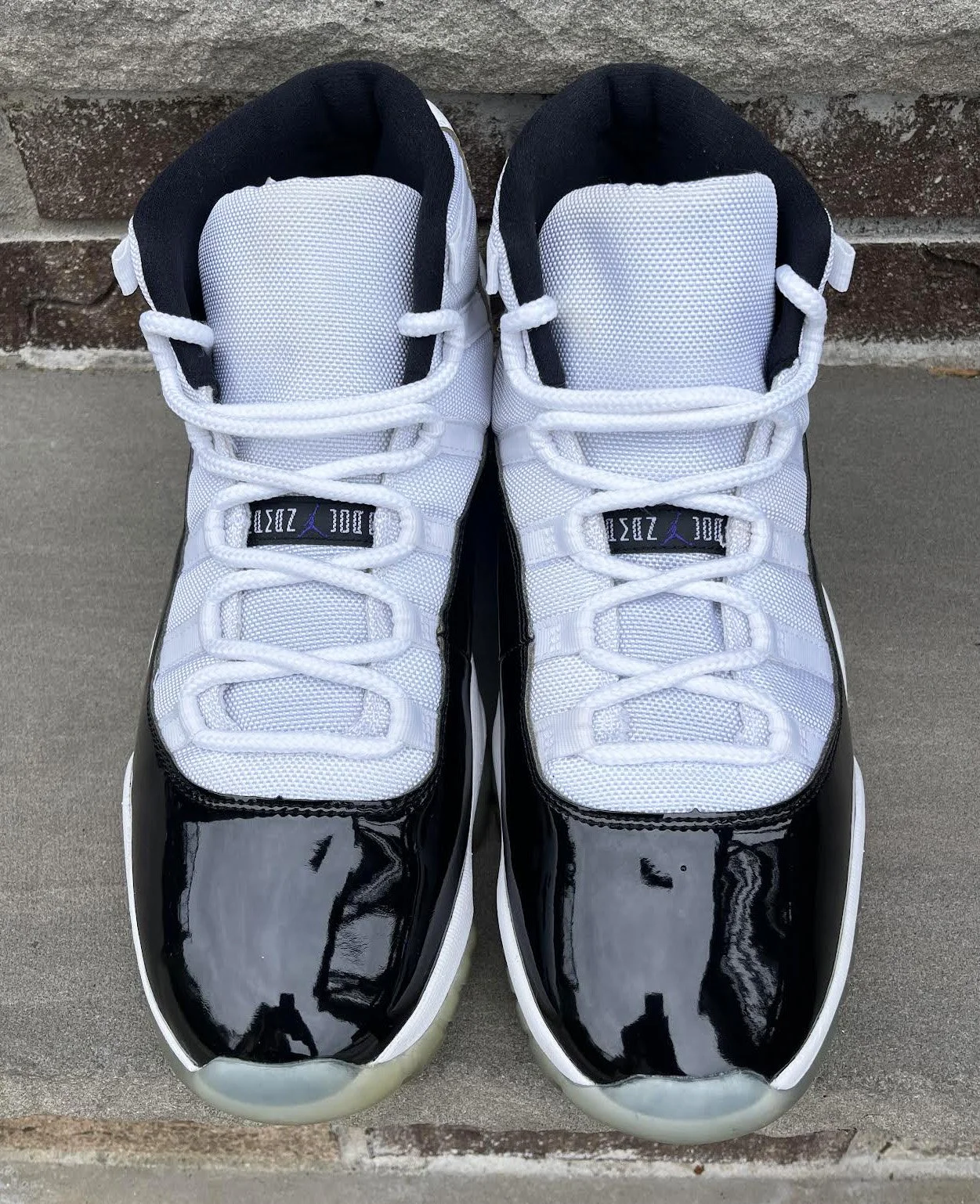 Air Jordan 11 Retro White / Black Concord (Size 12) 